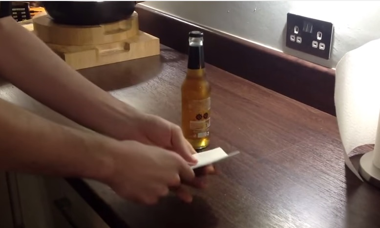 Come aprire una birra con un foglio di carta – Video