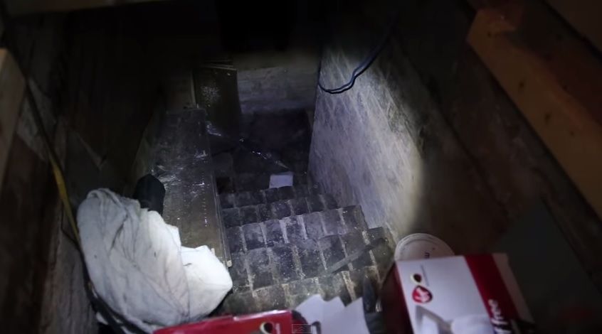 Scopre una botola nella casa nuova, ecco cosa nasconde – Video