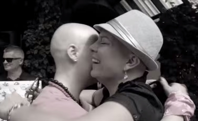 Calva per la chemio, le amiche del cuore si rasano per lei – Video