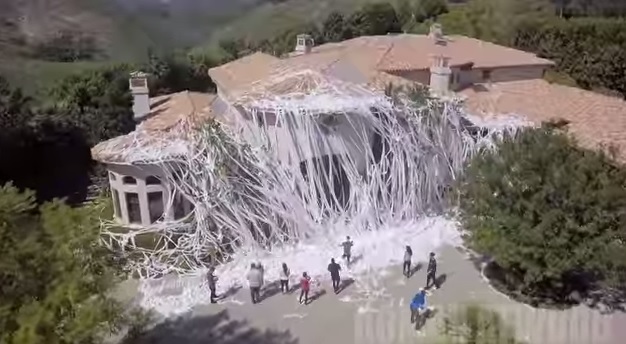 Torna a casa e la trova ricoperta di carta igienica – Video