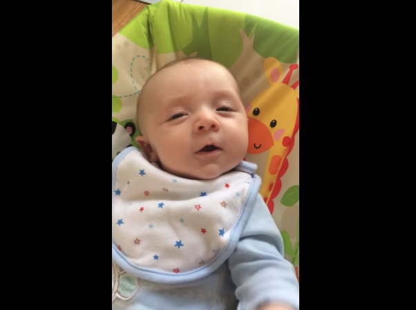 A 7 settimane dice “hello”, il video del bebé-fenomeno