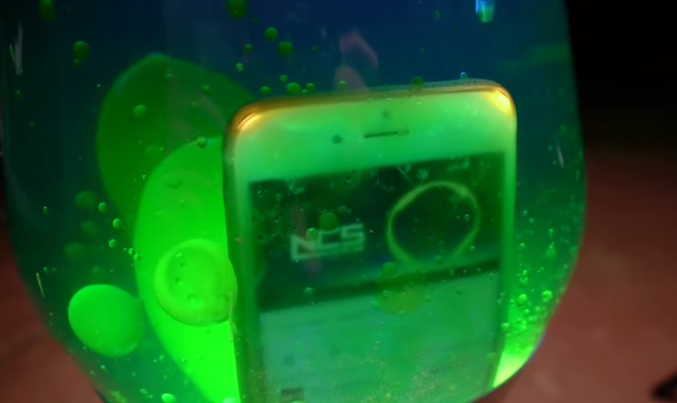 Getta iPhone in una lampada di lava, ecco cosa accade – Video