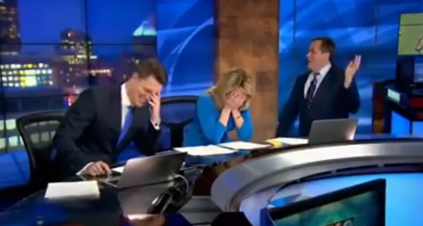 Meteorologo in tv con gruccia attaccata alla giacca – Video