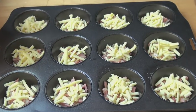 Versa delle uova nella teglia per dolci: la creazione è deliziosa