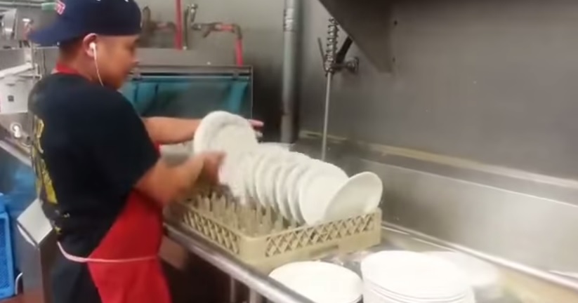 Il lavapiatti dei record: 80 secondi per pulire e ordinare