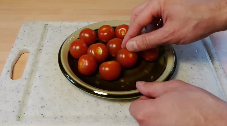 Come tagliare i pomodorini in un solo colpo – Video