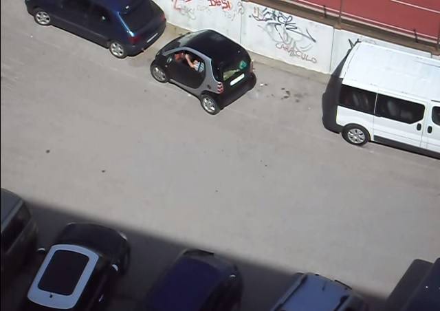 Donna non riesce a parcheggiare la Smart – Video