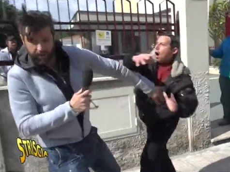 Animali denutriti a Palermo, aggredisce e minaccia troupe di “Striscia”