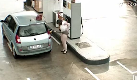 Queste persone ignorano di essere riprese, guardate cosa fanno