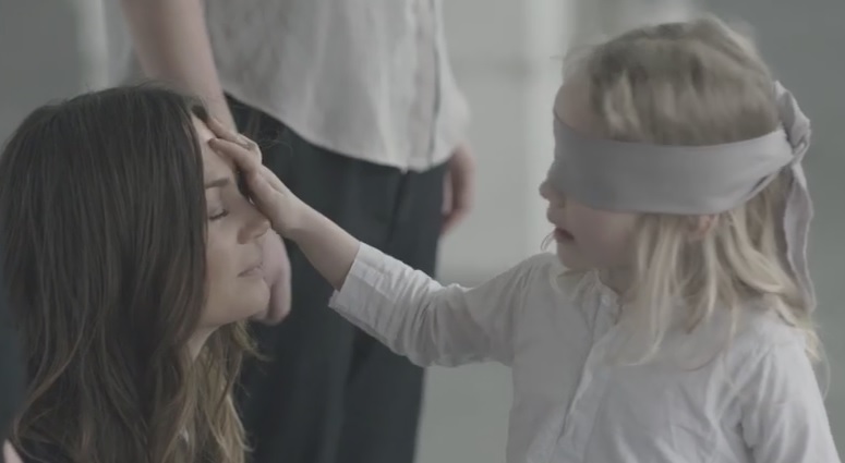 Vostro figlio saprebbe riconoscervi ad occhi chiusi? – Video