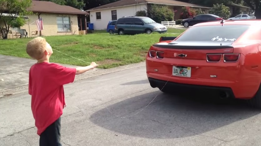 Papà stacca dente da latte del figlio con la macchina – Video
