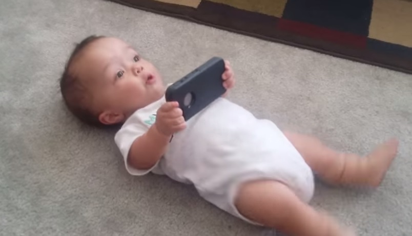 Dal cellulare parte la musica e il bimbo “impazzisce”