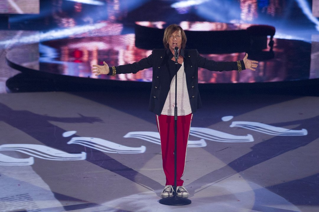 Gianna Nannini canta in playback ad “Amici” e la rete insorge: “Vergogna”