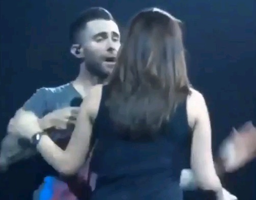 Maroon 5, Adam Levine assalito da una fan durante un concerto – Video