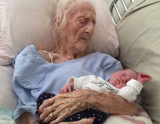 Trisnonna di 101 anni abbraccia nipotina, la foto fa il giro del web