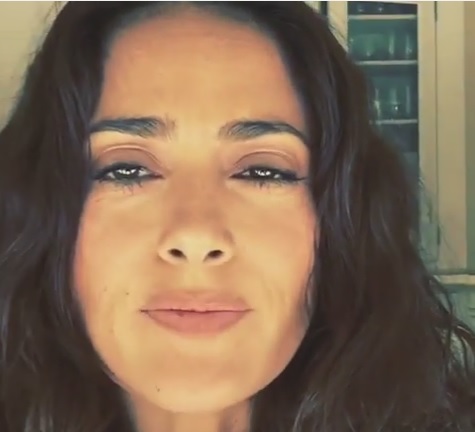Salma Hayek mangia un grillo e posta il video su Instagram