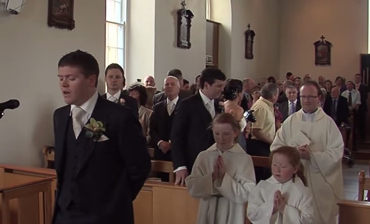 Il modo in cui quest’uomo accoglie la sua sposa vi stupirà – Video