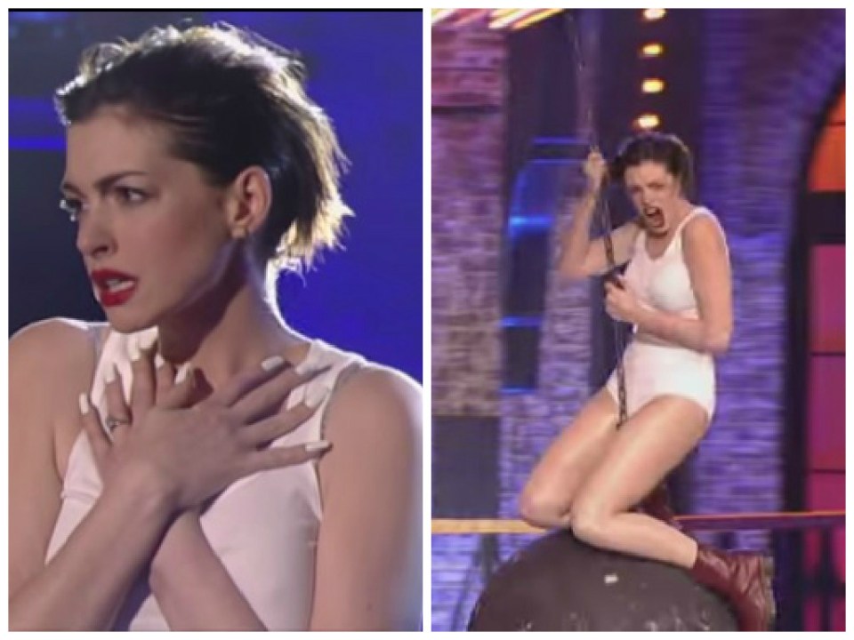 Slip e dito medio, Anne Hathaway imita Miley Cyrus e dà scandalo