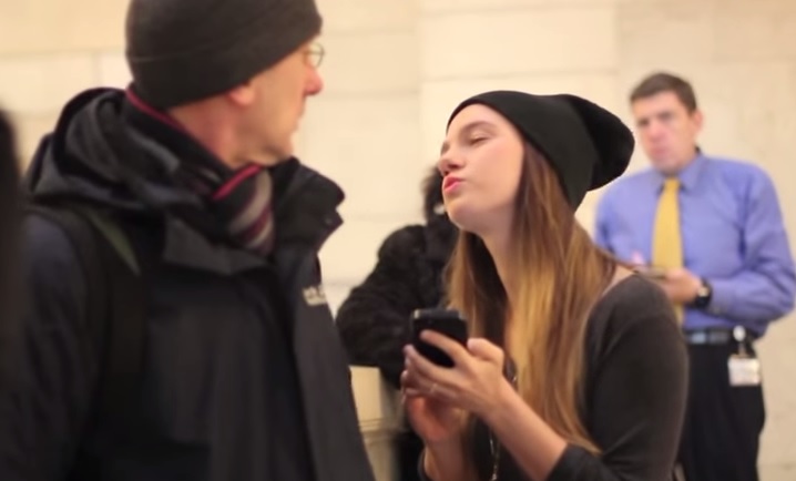 Si aggira a Central Station baciando sconosciuti, l’esperimento è virale