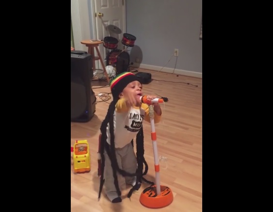 A due anni è una star del reggae e canta come Bob Marley – Video