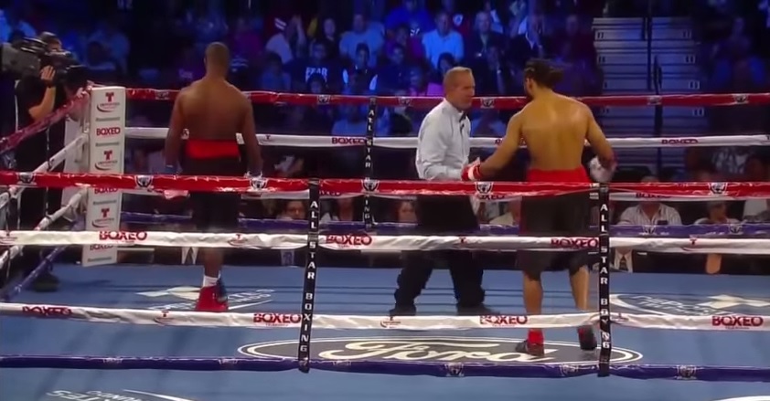 Pugile perde telefonino durante incontro di boxe – Video