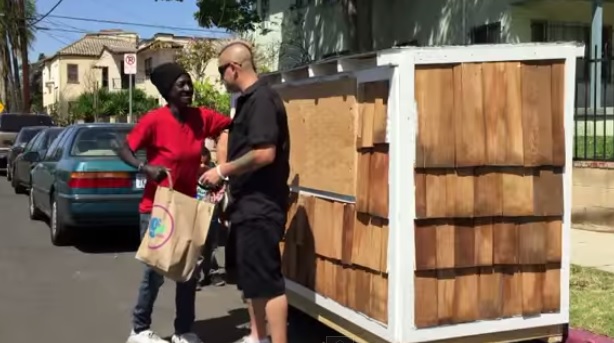 A quest’uomo è bastato un semplice gesto per cambiare la vita ad una senzatetto