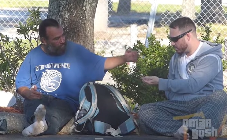 “Hai una moneta?”, la generosità dei senzatetto commuove il web