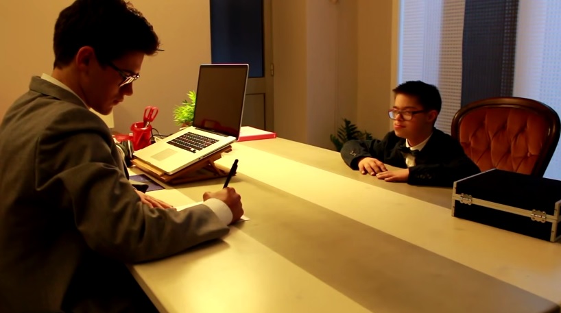 Colloquio di lavoro al fratellino affetto dalla sindrome di Down