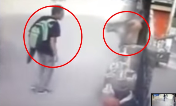 Mai fare il dito medio a una scimmia, potrebbe reagire così – Video