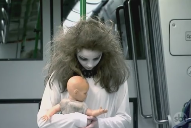 Candid camera in metro, fantasma terrorizza i passeggeri – Video