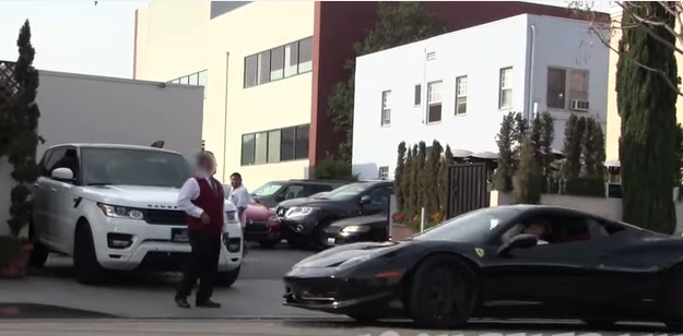 “Barbone” viene respinto dal ristorante, ma quando si presenta in Ferrari…