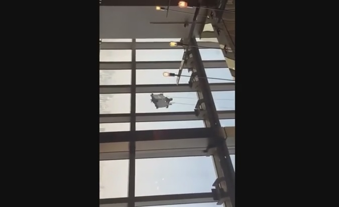 Piattaforma con 2 lavavetri sbattuta dal vento al 91esimo piano di un grattacielo