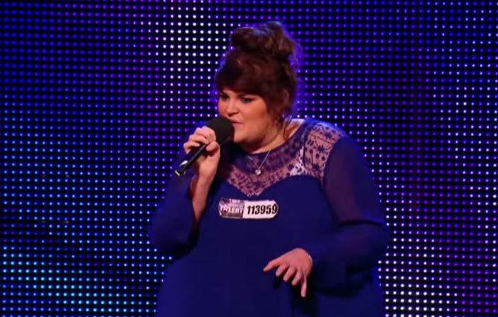 Sale sul palco impacciata, ma appena inizia a cantare la musica cambia