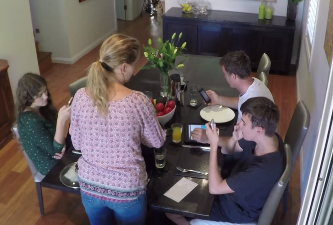 Mamme vs Tecnologia, il trucco per riportare il dialogo a tavola