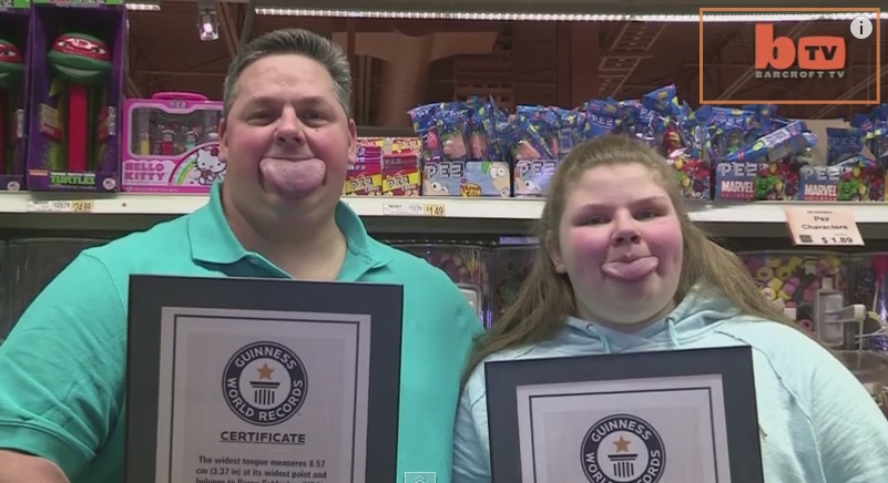 Lingua più larga del mondo, il record di padre e figlia – Video