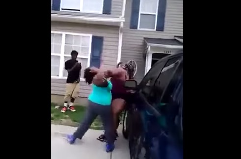 Violenta rissa tra moglie e amante nel ghetto di Chicago – Video