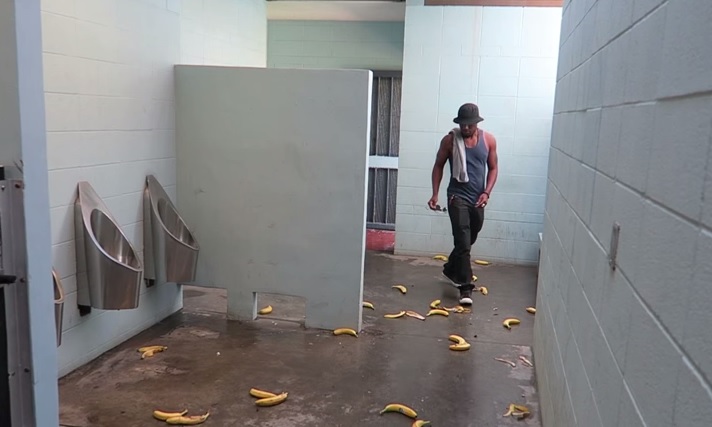 Candid camera in un bagno pubblico, il video è virale