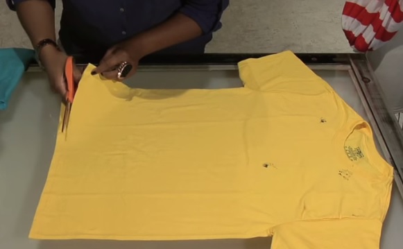 Come riciclare una vecchia t-shirt in poche semplici mosse – Video