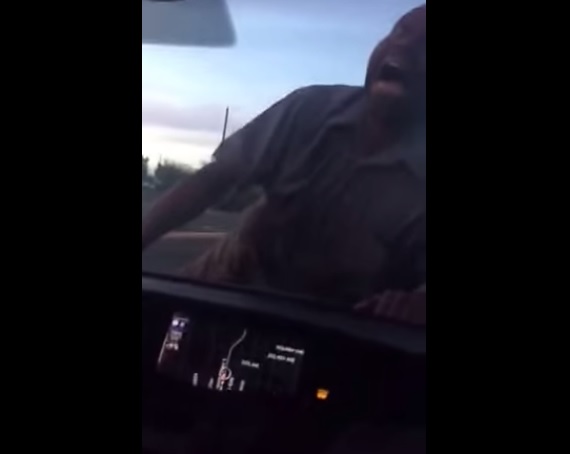Zombie piomba sul cofano dell’auto, coppia chiama la polizia – Video