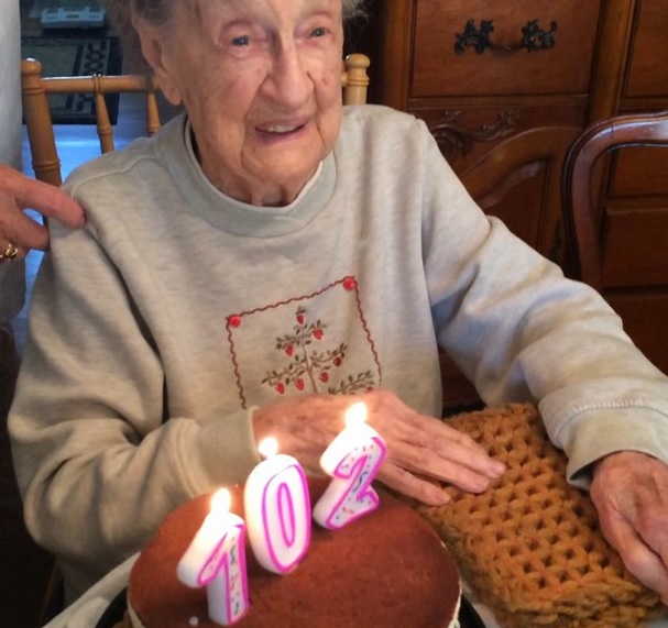 Anziana di 102 anni spegne le candeline ma qualcosa va storto – Video
