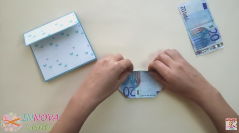 Inizia piegando una banconota e finisce col realizzare un’idea regalo geniale