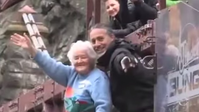 A 91 anni si lancia col bungee jumping: “Mio marito non me lo permetteva”