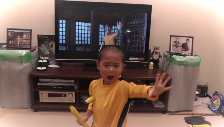 A 5 anni imita Bruce Lee alla perfezione – Video