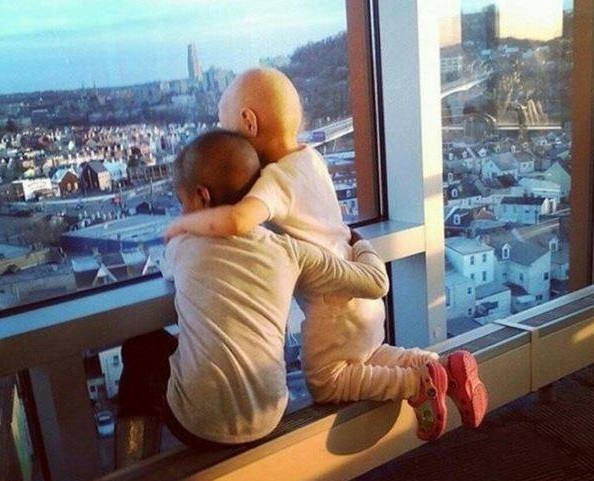 Due bambine abbracciate oltre la malattia, la loro foto commuove il web