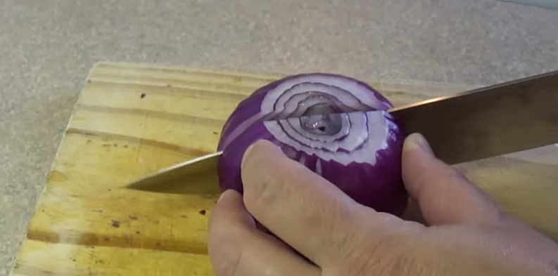 Fa 4 tagli sulla cipolla, il risultato finale è sorprendente – Video