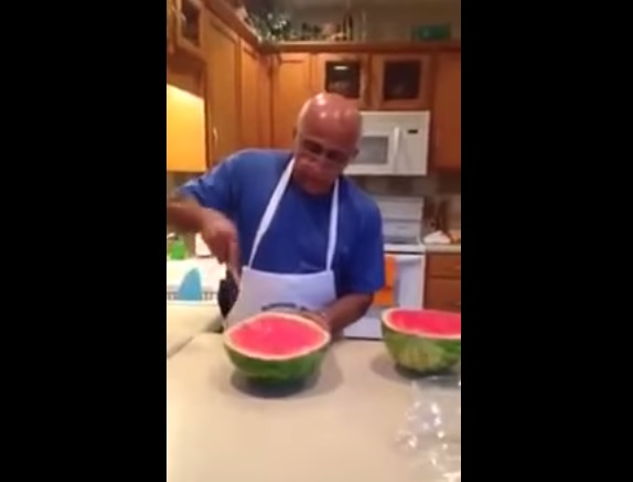 Come tagliare il cocomero a pezzettini in pochi secondi – Video