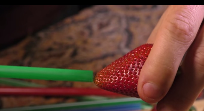 Inserisce una cannuccia in una fragola, scopri perchè