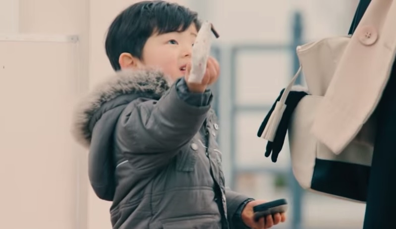 I bambini restituiscono il portafoglio agli adulti, l’esperimento è virale