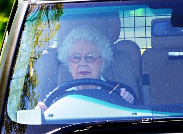 La regina Elisabetta al volante a 89 anni