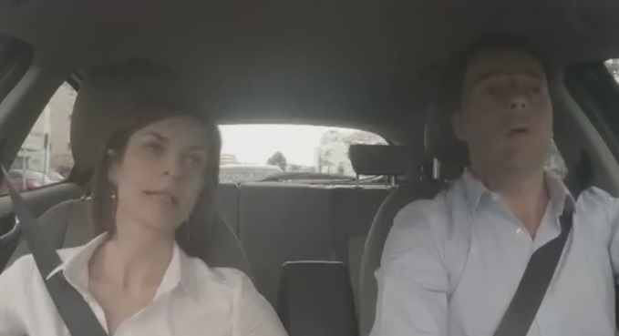 Matteo Renzi fa da autista ad Alessandra Moretti, il video impazza sul web